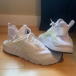 Perfect Condition White Nike Air Huaraches